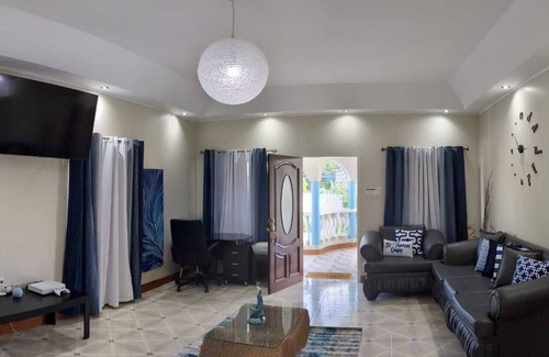 Prospect Maison | St. Thomas Oasis is a charming 3-bedroom house with WiFi and AC in St. Thomas.