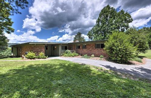 Lexington Maison | Stair-Free Lexington Home with Blue Ridge Mtn Views!