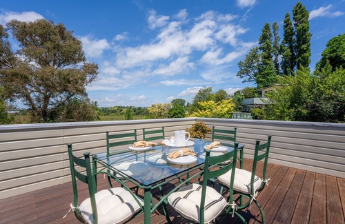 Northcote Maison | Stand-alone house in quiet cul-de-sac, conveniently located & lovely views