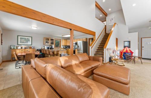 Willow Grove Maison | Stand-alone Mountain Home, Private Hot Tub and Deck by Summit County Mountain Retreats