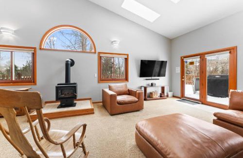 Willow Grove Maison | Stand-alone Mountain Home, Private Hot Tub and Deck by Summit County Mountain Retreats