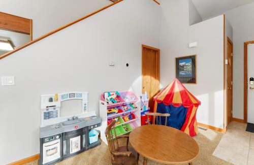 Willow Grove Maison | Stand-alone Mountain Home, Private Hot Tub and Deck by Summit County Mountain Retreats