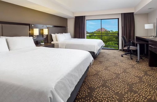 Camelback East Hôtel | Standard 2 Queens at Holiday Inn & Suites Airport North - Pet-Friendly Property