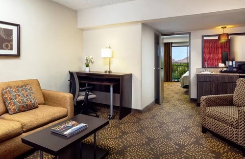 Camelback East Hôtel | Standard 2 Queens at Holiday Inn & Suites Airport North - Pet-Friendly Property