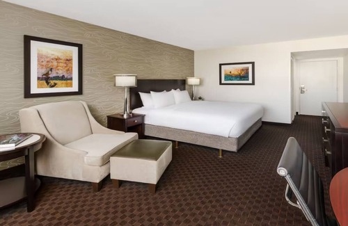 Phoenix Hôtel | Standard King at Crowne Plaza Phoenix Airport - Dog-friendly & Free Shuttle