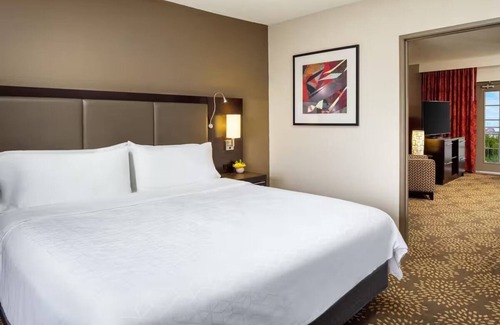 Camelback East Hôtel | Standard King at Holiday Inn & Suites Airport North - Pool and Outdoor Dining