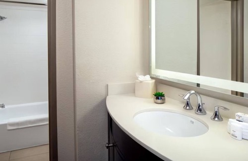 Camelback East Hôtel | Standard King at Holiday Inn & Suites Airport North - Pool and Outdoor Dining