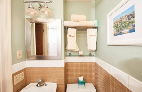 Gayborhood Hôtel | Standard Queen Space, The Alexander Inn, Charming Design, Central Philly