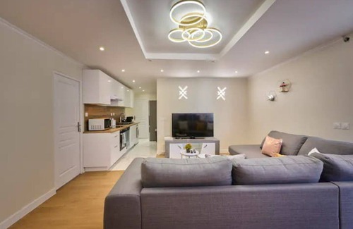 Epinay-sur-Seine Appartement | Standing-5 Bedrooms -Free Parking -10mn from PARIS