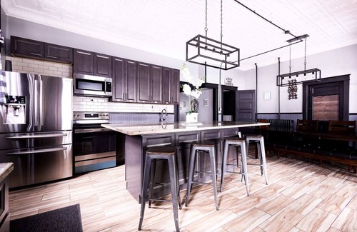 Niagara Falls Maison | Nostalgic 8 BR house, minutes from falls on US side.