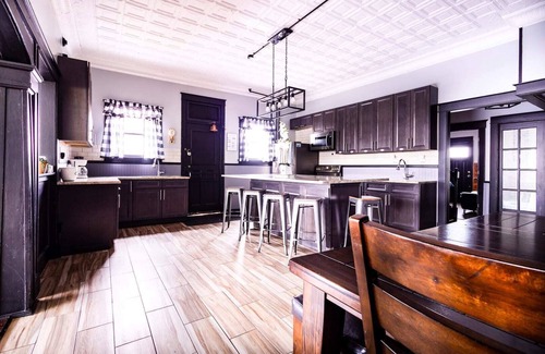 Niagara Falls Maison | Nostalgic 8 BR house, minutes from falls on US side.