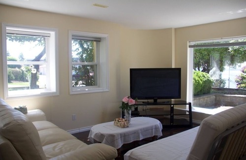 White Rock Maison | Family suites with private entrance and parking, 5 minutes walk to the beach!