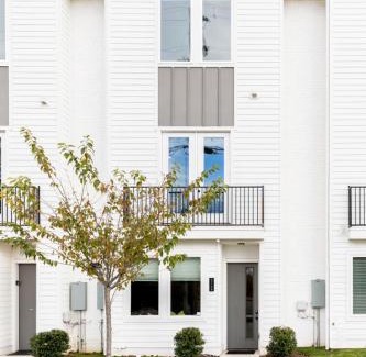 North Nashville Maison | STAR Retreat Townhome - 7 Beds 3 miles to Downtown