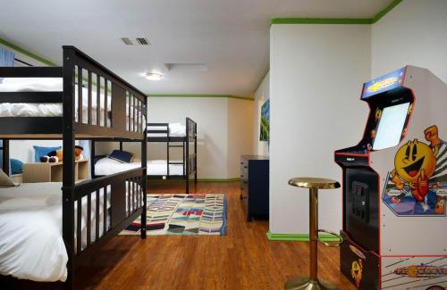Oakwell Farms Maison | Starcrest 4 Br Haven Pool Hot Tub Putt Putt Arcade