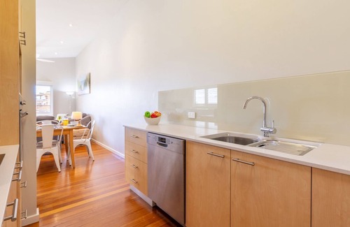 Shoal Bay Maison | Starfish Lodge, 2-1a Messines St - pet friendly, air con and Wi-Fi