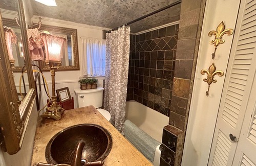 Eureka Springs Historic District Maison | Starry Night Cottage on Spring Street in Historic Downtown Eureka Springs!