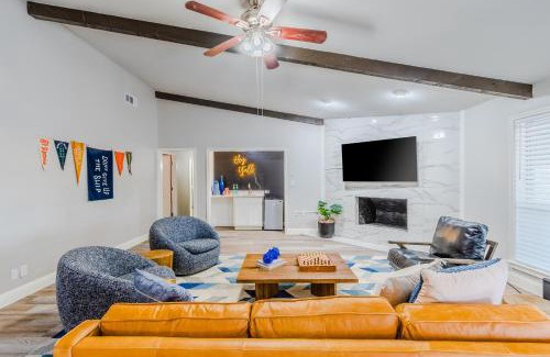 Little Elm Maison | Starry Nights Fire Pit Table Tennis Spacious Pets OK Lake Decor by Vacation Your Way