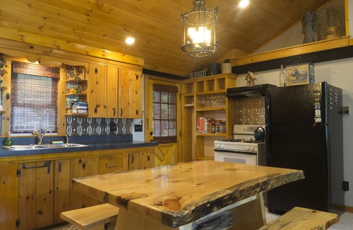 Limerick Maison | START VACATION on FRIDAY ~ Lakeside Cottage, private beach, hot tub, and more!