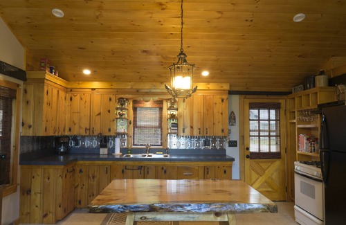 Limerick Maison | START VACATION on FRIDAY ~ Lakeside Cottage, private beach, hot tub, and more!