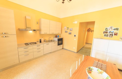 Vasto Maison | une maison de maître au centre, avec jardin