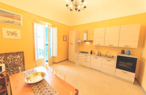 Vasto Maison | une maison de maître au centre, avec jardin