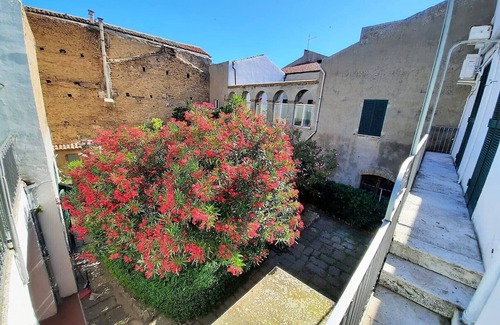 Vasto Maison | une maison de maître au centre, avec jardin