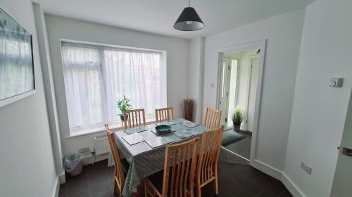 Rayleigh Maison | Station Heights