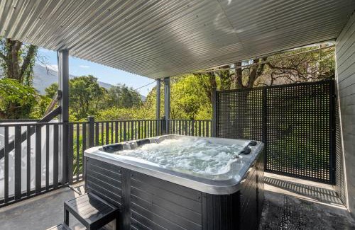Warburton Appartement | Station Hideaway with Private Spa