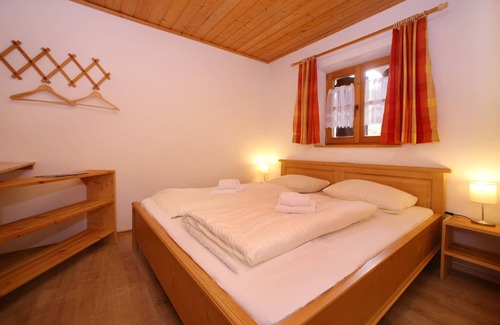 Hochkrimml Appartement | Staudi's ski hut Top11 in hut style directly on the piste Wood-burning stove