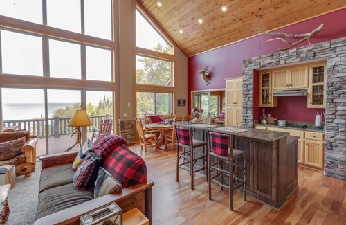 Walker Maison | Stay 4 for 3! Spacious Leech Lake Home on 2 Acres, Boat Lift, Dock, Swimming, Fi