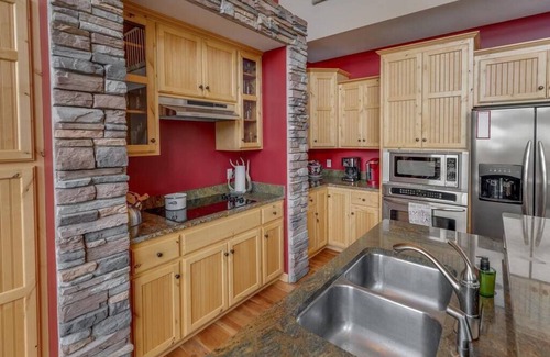 Walker Maison | Stay 4 for 3! Spacious Leech Lake Home on 2 Acres, Boat Lift, Dock, Swimming, Fi