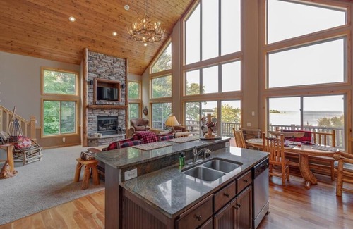 Walker Maison | Stay 4 for 3! Spacious Leech Lake Home on 2 Acres, Boat Lift, Dock, Swimming, Fi