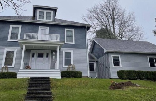 Mahone Bay Maison | Stay a few meters away from one of Mahone Bay’s Coves in a heritage house.