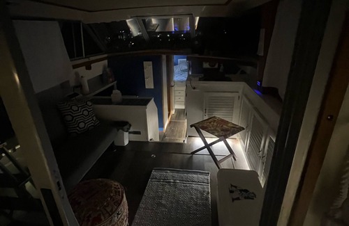Quincy Location De Bateaux | Stay aboard, the "Rita V", our 34 Ft Silverton Convertible Motoryacht