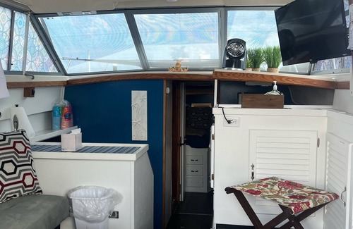 Quincy Location De Bateaux | Stay aboard, the "Rita V", our 34 Ft Silverton Convertible Motoryacht