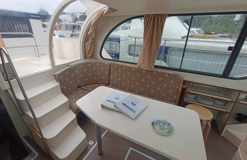 Pontailler-sur-Saone Location De Bateaux | Stay Afloat: Cozy Boat Rental on the Saône in Scenic Burgundy