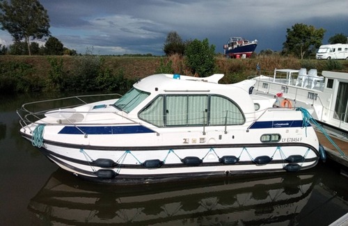 Pontailler-sur-Saone Location De Bateaux | Stay Afloat: Cozy Boat Rental on the Saône in Scenic Burgundy
