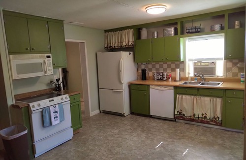 Johnson County Maison | Stay and play, home on private lake and acreage