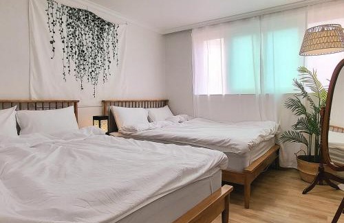 Songjung-dong Appartement | STAY at Miasageori #Up to 6 people #Subway 2 min #Airport bus 2 min #Dongdaemun 10 min #Myeongdong 15 min #Seoul Station 20 min #Gyeongbokgung Palace, Bukchon Hanok Village, Seongsu, Hongdae 25 min #Itaewon 30 min #Gangnam 40 min