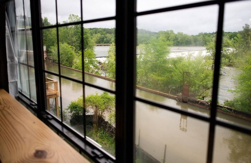 Juliette Appartement | Stay at the cozy and luxurious 1-bedroom apartment at the Juliette Mill, GA.