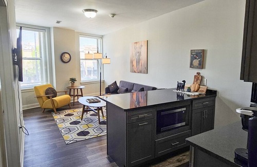 Champaign Appartement | Stay at the Historic Inman - 208