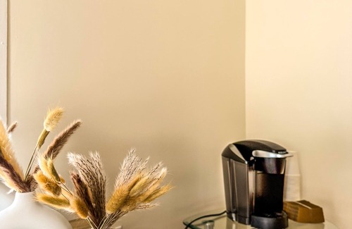 Beverly Appartement | Stay by the Ocean & Downtown Beverly - Cozy 2BR with Parking