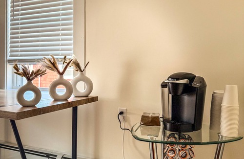 Beverly Appartement | Stay by the Ocean & Downtown Beverly - Cozy 2BR with Parking