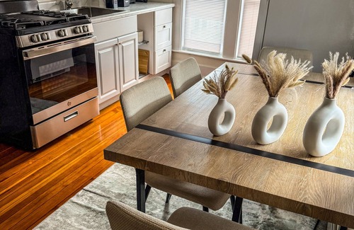 Beverly Appartement | Stay by the Ocean & Downtown Beverly - Cozy 2BR with Parking