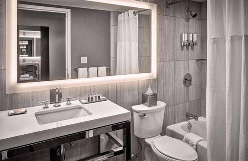 Center City West Hôtel | Stay Close to Rittenhouse Square! Outdoor Swimming Pool, Pets are Allowed!