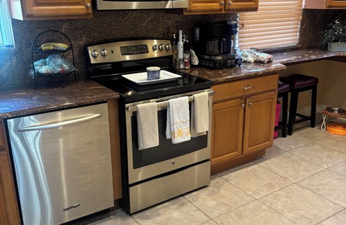Plainview Maison | Stay Close to Ryder Cup: Cozy 3BR Home w/Backyard – 2 Miles to Bethpage