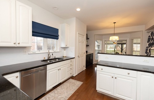 Buechel Maison | GREAT LOCATION! Shopping, dining very close.Easy, quick access to expressways.