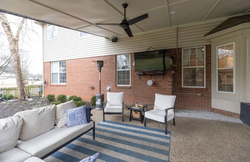 Buechel Maison | GREAT LOCATION! Shopping, dining very close.Easy, quick access to expressways.