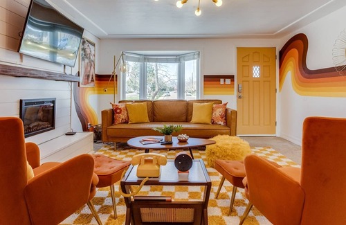 Arvada Plaza Area Maison | Stay Groovy in Denver | Turf Yard | 5 King Beds