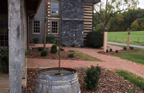 Swoope Lit Et Petit-Déjeuner | Stay in a 1795 Log Cabin on a working farm, George Washington Swoope, Jr Suite